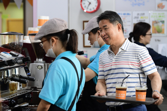 서울 성동구 종합사회복지관에 있는 커피숍에서 보람일자리 매니저가 현장활동을 지원하고 있다.