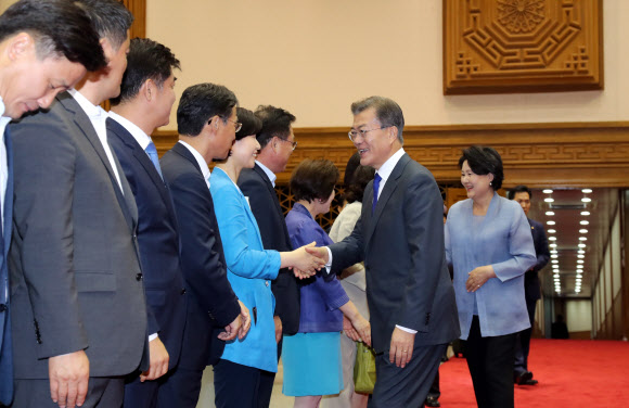 환영객들과 인사하는 문 대통령 내외
