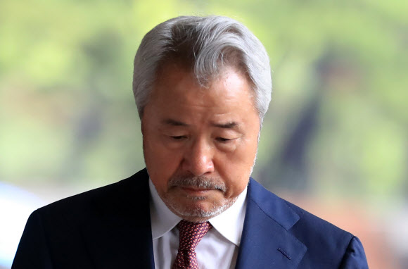 ‘갑질 논란’에 휩싸인 미스터피자 창업주 정우현 전 MP그룹 회장이 3일 오전 피의자 신분으로 조사를 받기 위해 서울 서초구 서울중앙지검으로 들어서고 있다.    연합뉴스