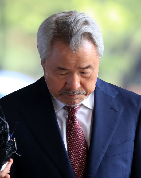 ‘갑질 논란’에 휩싸인 미스터피자 창업주 정우현 전 MP그룹 회장이 3일 오전 피의자 신분으로 조사를 받기 위해 서울 서초구 서울중앙지검으로 들어서고 있다.    연합뉴스