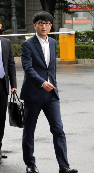 ’문준용 의혹 제보 조작’ 사건과 관련해 국민의당 이준서 전 최고위원이 조사를 받기위해 3일 서울 양천구 남부지검으로 출석하고 있다.  연합뉴스