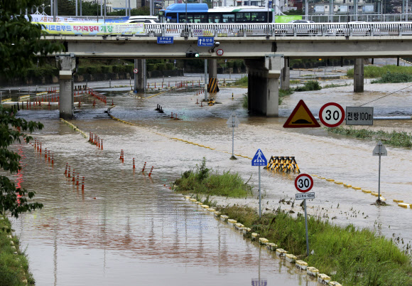 3일 오전 청주시 상당구 무심천 하상도로가 이날 내린 폭우로 물에 잠겨 있다. 연합뉴스