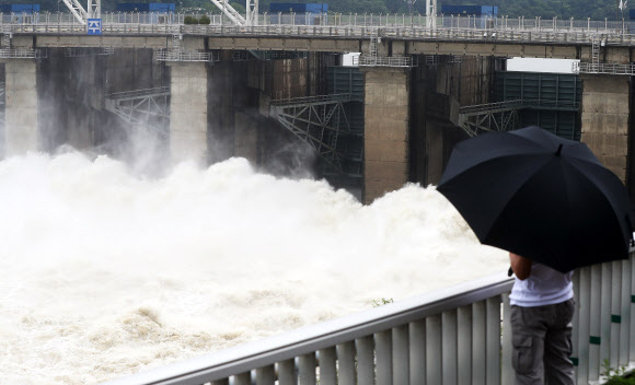 많은 장맛비가 내린 3일 오전 경기도 하남시 팔당댐이 수문을 열고 물을 방류하고 있다.  연합뉴스
