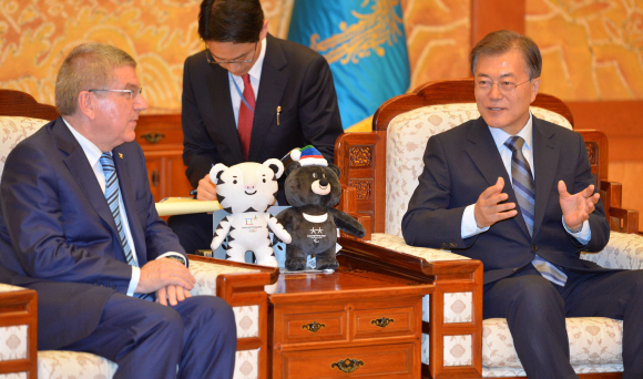 3일 문재인 대통령이 청와대에서 토마스 바흐 IOC(국제올림픽위원회) 위원장을 접견하고 있다.  청와대사진기자단