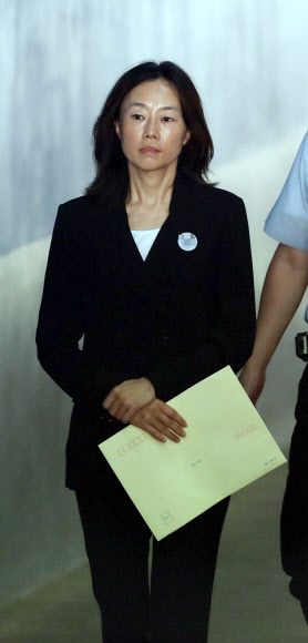 문화·예술계 지원배제 명단인 ’블랙리스트’를 작성·관리하는 데 개입한 혐의로 재판에 넘겨진 조윤선 전 문화체육관광부 장관이 3일 오후 서초동 서울중앙지법에서 열리는 결심 공판에 참석하기 위해 들어서고 있다.  연합뉴스