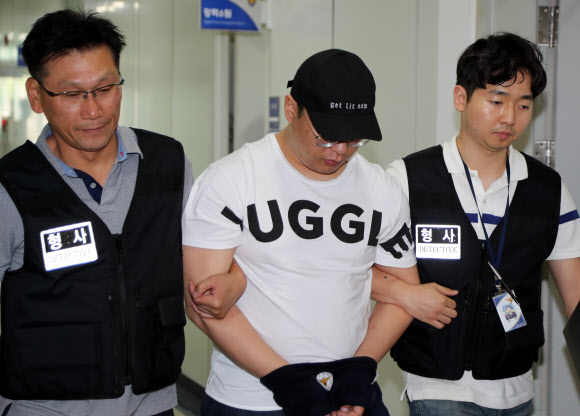 경남 창원의 골프연습장에서 40대 여성을 납치해 살해한 혐의로 경찰에 붙잡힌 심천우(31)씨가 3일 오후 서울 중랑경찰서 유치장으로 이동하고 있다.  연합뉴스