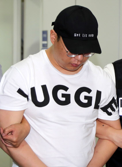 경남 창원의 골프연습장에서 40대 여성을 납치해 살해한 혐의로 경찰에 붙잡힌 심천우(31)씨가 3일 오후 서울 중랑경찰서 유치장으로 이동하고 있다.  연합뉴스