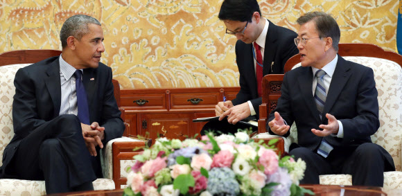 오바마 전 미국 대통령 면담하는 문 대통령