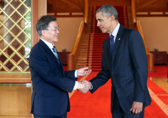 오바마 전 미국 대통령 배웅하는 문 대통령
