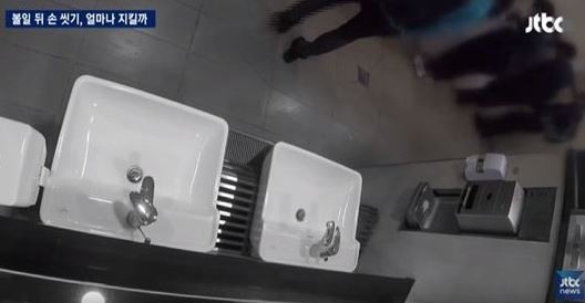 JTBC 뉴스룸, 남자 화장실 ‘몰카’ 촬영 논란