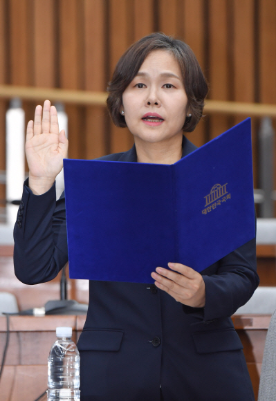 박정화 대법관 후보자가 4일 오전 국회에서 열린 인사청문회에서 선서를 하고 있다.  이종원 선임기자 jongwon@seoul.co.kr