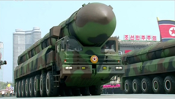 북한은 4일 오후 대륙간탄도미사일(ICBM) 발사에 성공했다고 발표했다. 사진은 지난 4월 16일 김일성 주석의 105번째 생일(태양절)을 맞아 김일성광장에서 연 열병식에 등장한 ICBM 추정 미사일.  연합뉴스