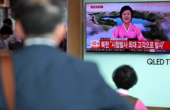 ‘북한 ICBM 발사 성공’ 보는 시민들