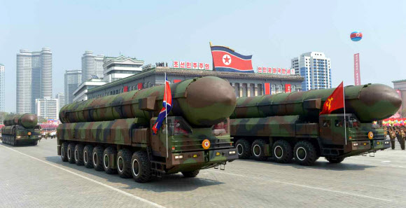 북한 열병식에 등장한 ICBM 추정 미사일