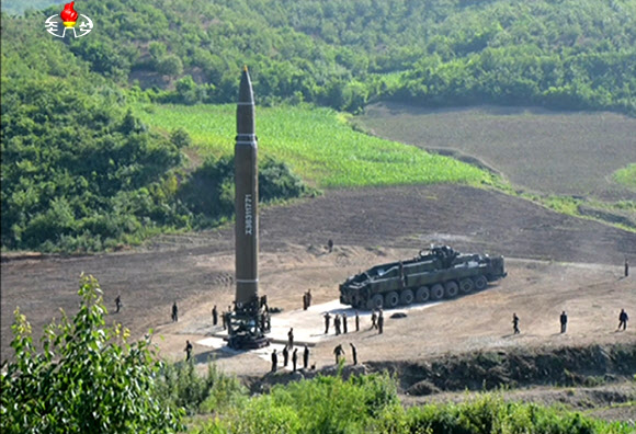 북한, 대륙간 탄도미사일 ‘화성-14’ 발사 모습 공개