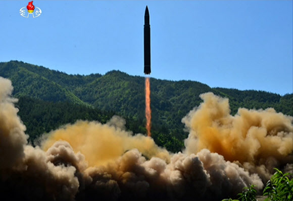 북한, 대륙간 탄도미사일 ‘화성-14’ 발사 모습 공개