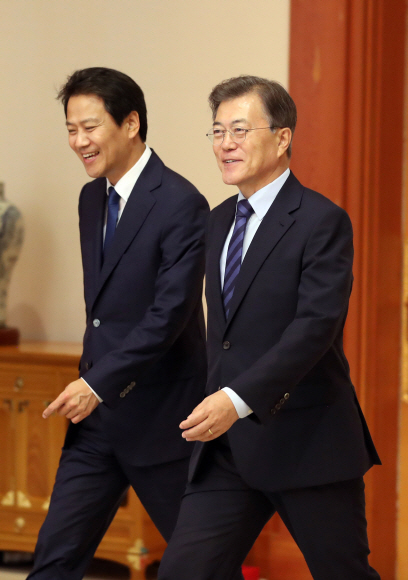 문재인 대통령과 임종석 비서실장이 4일 오후 청와대에서 열린 임명장 수여식에 참석하고 있다. 안주영 기자 jya@seoul.co.kr