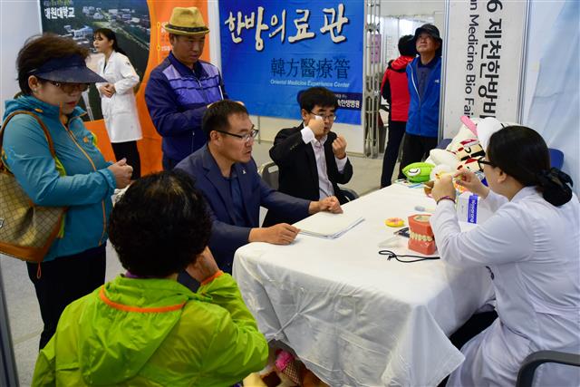 지난해 열린 제천한방바이오박람회의 한방의료관에서 방문객들이 무료 진료를 받고 있다.<br>제천시 제공