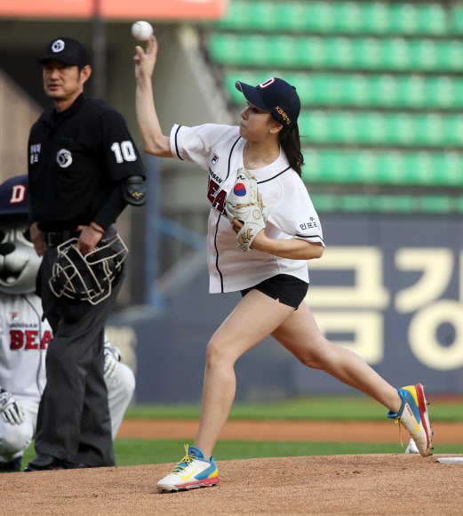 시구하는 배우 박지아