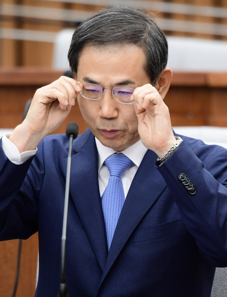 조재연 대법관 후보자가 5일 국회에서 열린 인사청문회에서 의원들의 질문에 답을 하던 중 안경을 매만지고 있다.  이종원 선임기자 jongwon@seoul.co.kr