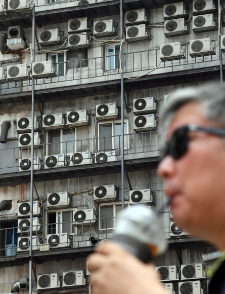 연일 폭염주의보가 내려지고 있는 가운데 21일 서울시내의 한 빌딩외벽에 설치된 실외기가 뜨거운 기운을 내뿜고 있다.  정연호 기자 tpgod@seoul.co.kr