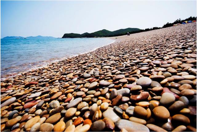 형형색색의 콩만 한 돌들이 바닷가를 덮고 있는 백령도 콩돌 해안. 옹진군 제공