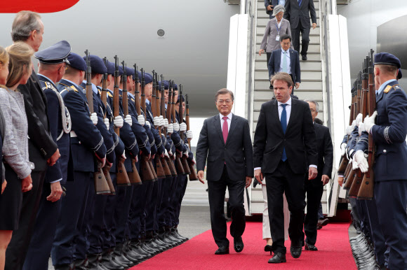 G20 정상회의 참석 등을 위해 독일을 방문한 문재인 대통령이 5일 오전(현지시간) 베를린 테겔 공항에 도착해 이경수 주 독일대사, 폰 슈트라우젠부르크 의전 차장 등 마중 나온 인사들의 영접을 받으며 사열받고 있다.  연합뉴스