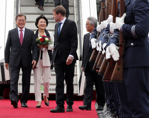 G20 정상회의 참석 등을 위해 독일을 방문한 문재인 대통령과 부인 김정숙 여사가 5일 오전(현지시간) 베를린 테겔 공항에 도착해 폰 슈트라우젠부르크 의전 차장의 환영을 받고 있다.  연합뉴스