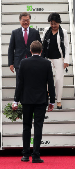 G20 정상회의 참석 등을 위해 독일을 방문한 문재인 대통령과 부인 김정숙 여사가 5일 오전(현지시간) 베를린 테겔 공항에 도착해 폰 슈트라우젠부르크 의전 차장의 환영을 받고 있다.  연합뉴스