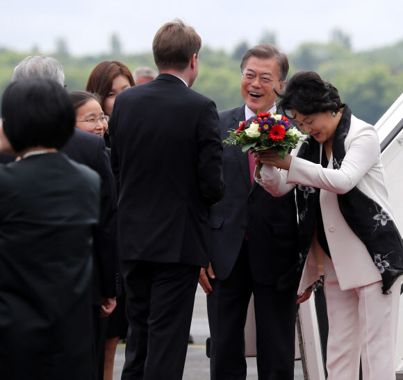 G20 정상회의 참석 등을 위해 독일을 방문한 문재인 대통령과 부인 김정숙 여사가 5일 오전(현지시간) 베를린 테겔 공항에 도착해 폰 슈트라우젠부르크 의전 차장으로부터 환영 꽃다발을 받고 있다.  연합뉴스