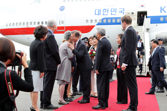 문재인 대통령과 부인 김정숙 여사가 5일 오전(현지시간) 베를린 테겔 공항에 도착해 이경수 주독일대사, 폰 슈트라우젠부르크 의전 차장 등 마중 나온 인사들의 영접을 받고 있다.  연합뉴스
