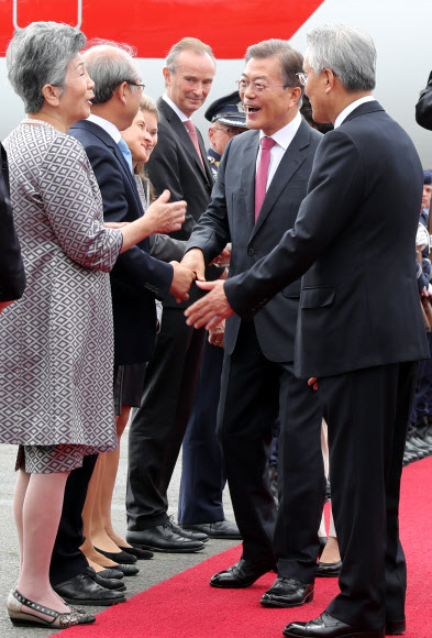 문재인 대통령이 5일 오전(현지시간) 베를린 테겔 공항에 도착해 마중 나온 인사들과 악수하고 있다.  연합뉴스