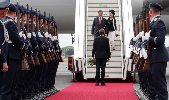 G20 정상회의 참석 등을 위해 독일을 방문한 문재인 대통령과 부인 김정숙 여사가 5일 오전(현지시간) 베를린 테겔 공항에 도착해 폰 슈트라우젠부르크 의전 차장의 환영을 받고 있다.  연합뉴스