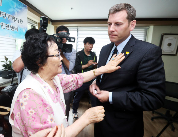 에드워드 브라운스타인(맨 오른쪽) 미국 뉴욕주 하원의원이 5일 오전 경기 광주 퇴촌면 일본군 위안부 피해 할머니들의 쉼터 나눔의집을 방문해 이용수 할머니에게 노란 나비 배지를 선물받고 있다. 연합뉴스