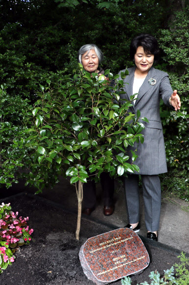 동백나무 둘러보는 김정숙 여사