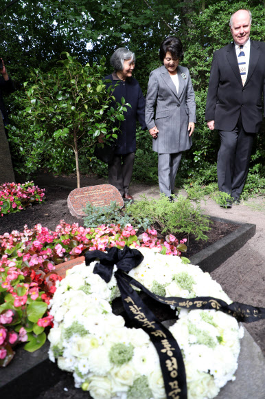 윤이상 묘소 살피는 김정숙 여사