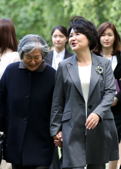 윤이상 제자 손 꼭 잡은 김정숙 여사