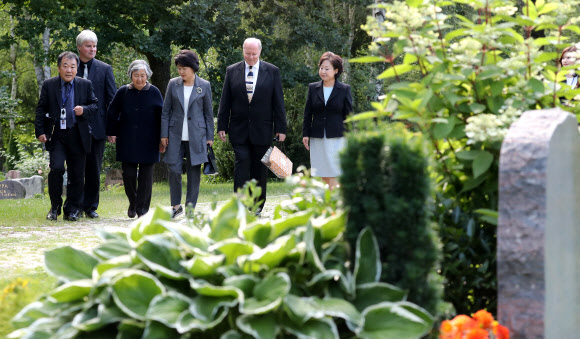 윤이상 제자들과 묘지로 향하는 김정숙 여사