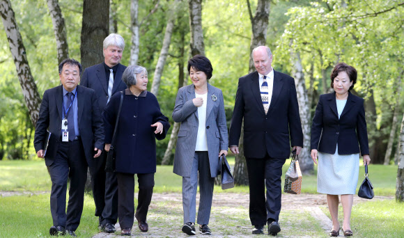 김정숙 여사, 윤이상 제자들과 함께