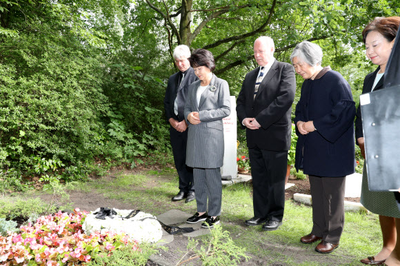 묵념하는 김정숙 여사