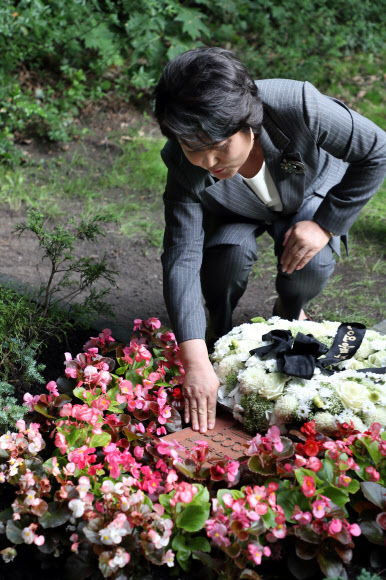 윤이상 묘소 살피는 김정숙 여사