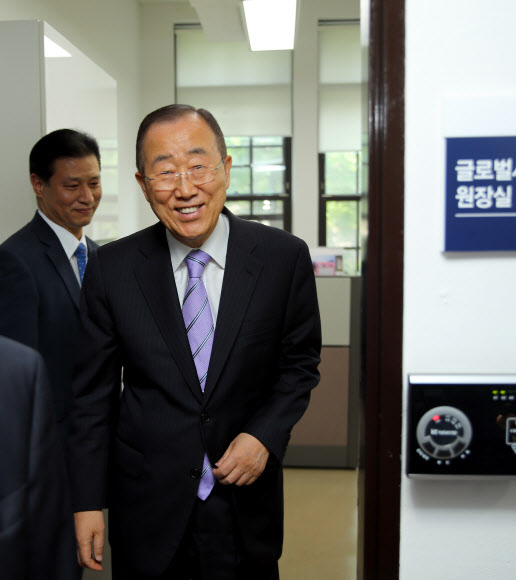 집무실 둘러보는 반기문 전 유엔사무총장