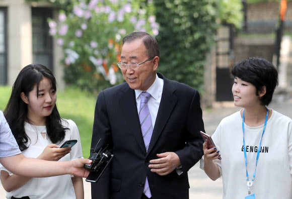 반기문 ’기분 좋은 첫 출근길’