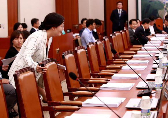 김현아, 여당 의원과 눈 맞추며 인사