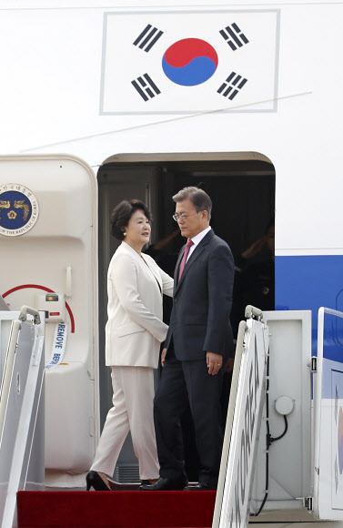 김정숙 여사, ‘이쪽으로 서세요’