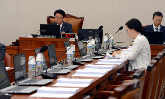 김현아 자유한국당 의원이 6일 오전 서울 여의도 국회에서 열린 국토교통위 전체회의에 다른 자유한국당 의원들은 불참한 가운데 혼자 참석하고 있다. 2017.07.06 강성남 선임기자 snk@seoul.co.kr