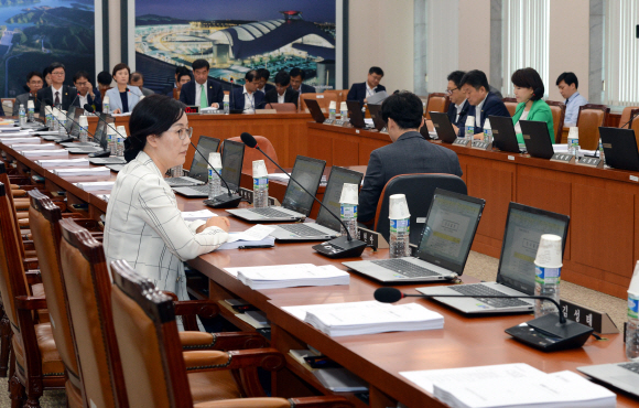 김현아 자유한국당 의원이 6일 오전 서울 여의도 국회에서 열린 국토교통위 전체회의에 다른 자유한국당 의원들은 불참한 가운데 혼자 참석하고 있다. 2017.07.06 강성남 선임기자 snk@seoul.co.kr