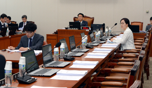 김현아 자유한국당 의원이 6일 오전 서울 여의도 국회에서 열린 국토교통위 전체회의에 다른 자유한국당 의원들은 불참한 가운데 혼자 참석하고 있다. 2017.07.06 강성남 선임기자 snk@seoul.co.kr