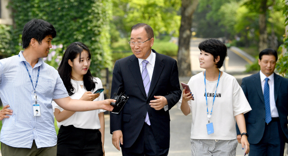 6일 서울 서대문구 연세대학교 아펜젤러관에서 연세대 석좌교수에 임명된 반기문 전 총장이 자신의 집무실로 향하고 있다. 2017.7.6 박지환기자 popocar@seoul.co.kr