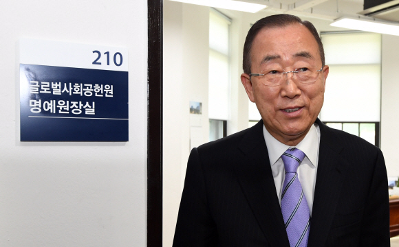 6일 서울 서대문구 연세대학교 아펜젤러관에서 연세대 석좌교수에 임명된 반기문 전 총장이 집무실을 살펴보고 있다. 2017.7.6 박지환기자 popocar@seoul.co.kr